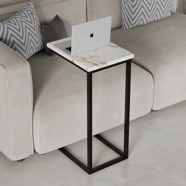 Lade das Bild in den Galerie-Viewer, Stockholm Beistelltisch aus Gold Spider Marmor von MAGNA Atelier als eleganter Laptop Tisch neben einem Sofa
