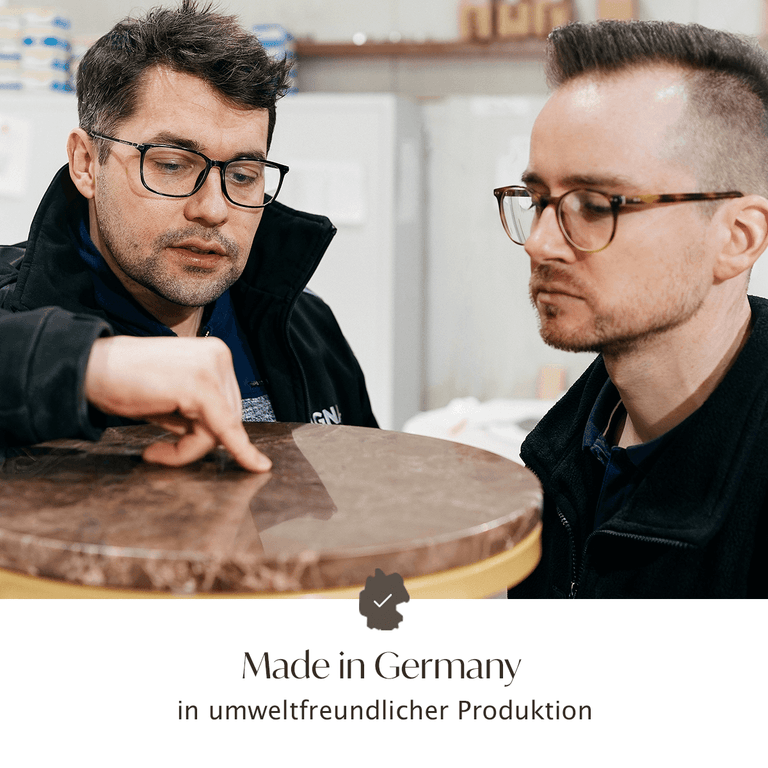 Lade das Bild in den Galerie-Viewer, MAGNA Atelier Mitarbeiter inspizieren einen Beistelltisch aus seltenem Gold Spider Marmor - Made in Germany in umweltfreundlicher Produktion
