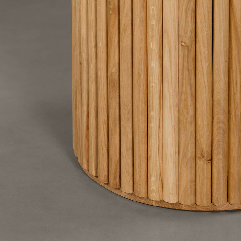 Lade das Bild in den Galerie-Viewer, Nahaufnahme des Eichenholzfußes des Victoria Marmor Beistelltisches von MAGNA Atelier. Designer Esstisch Naturstein. #1234
