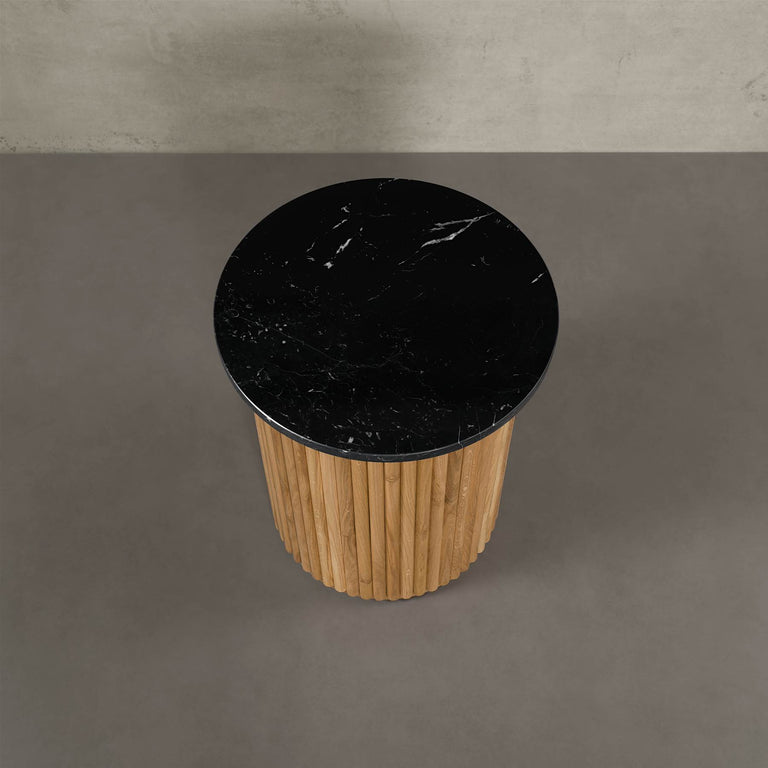 Lade das Bild in den Galerie-Viewer, Victoria Marmor Beistelltisch mit Eichenholzfuß und Natursteinplatte von MAGNA Atelier für Wohnzimmer, passend zum Designer Esstisch Victoria #49168128540940
