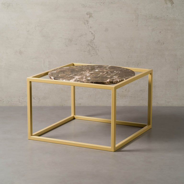 Lade das Bild in den Galerie-Viewer, Palermo Marmor Couchtisch mit einer eleganten Natursteinplatte und recyceltem Metallgestell auf einem neutralen Hintergrund.
